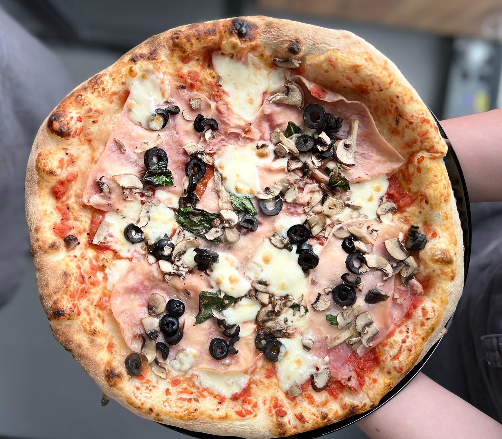 Pizza Capricciosa cu ciuperci, șuncă și măsline