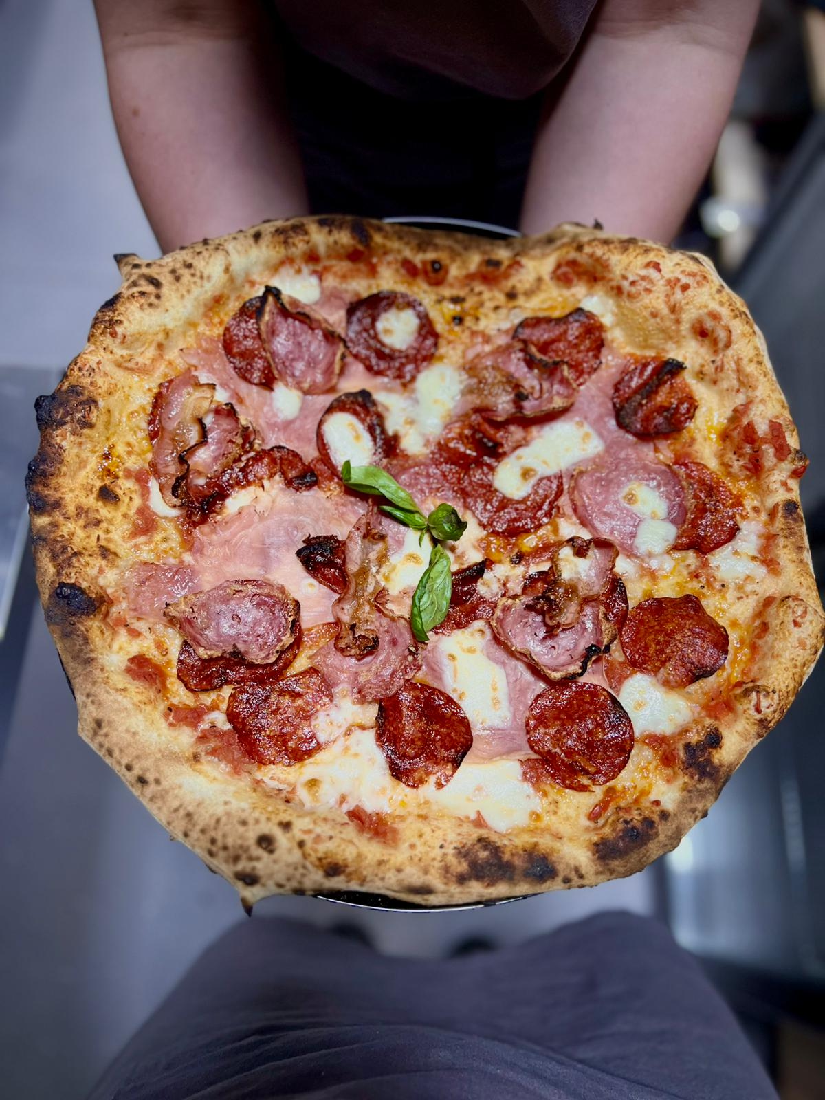 Pizza Carnivora cu mix de carne