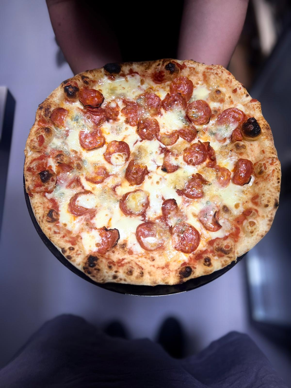 Pizza Pepperoni cu felii de salam picant