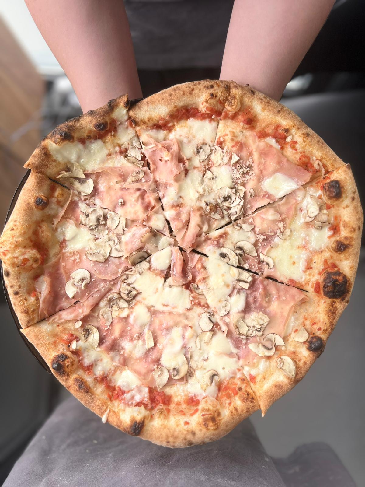 Pizza Prosciutto e Funghi