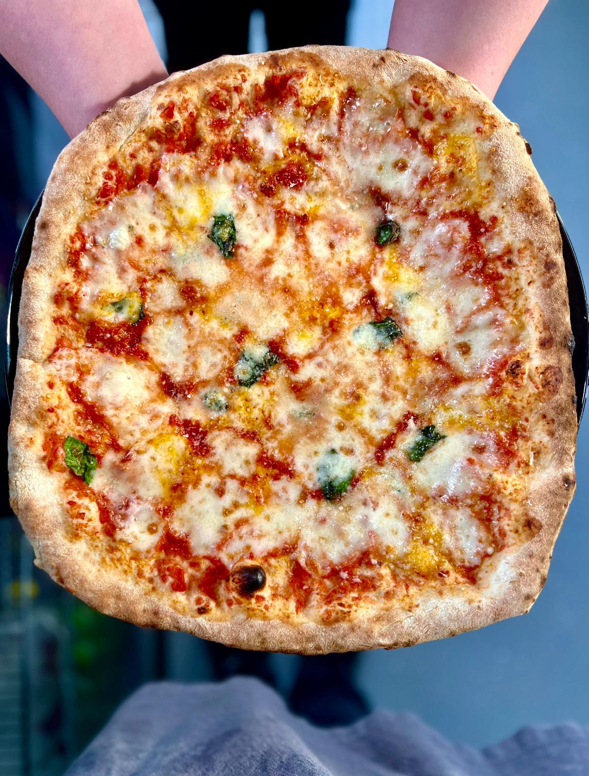 Pizza Quattro Formaggi cu patru tipuri de brânză