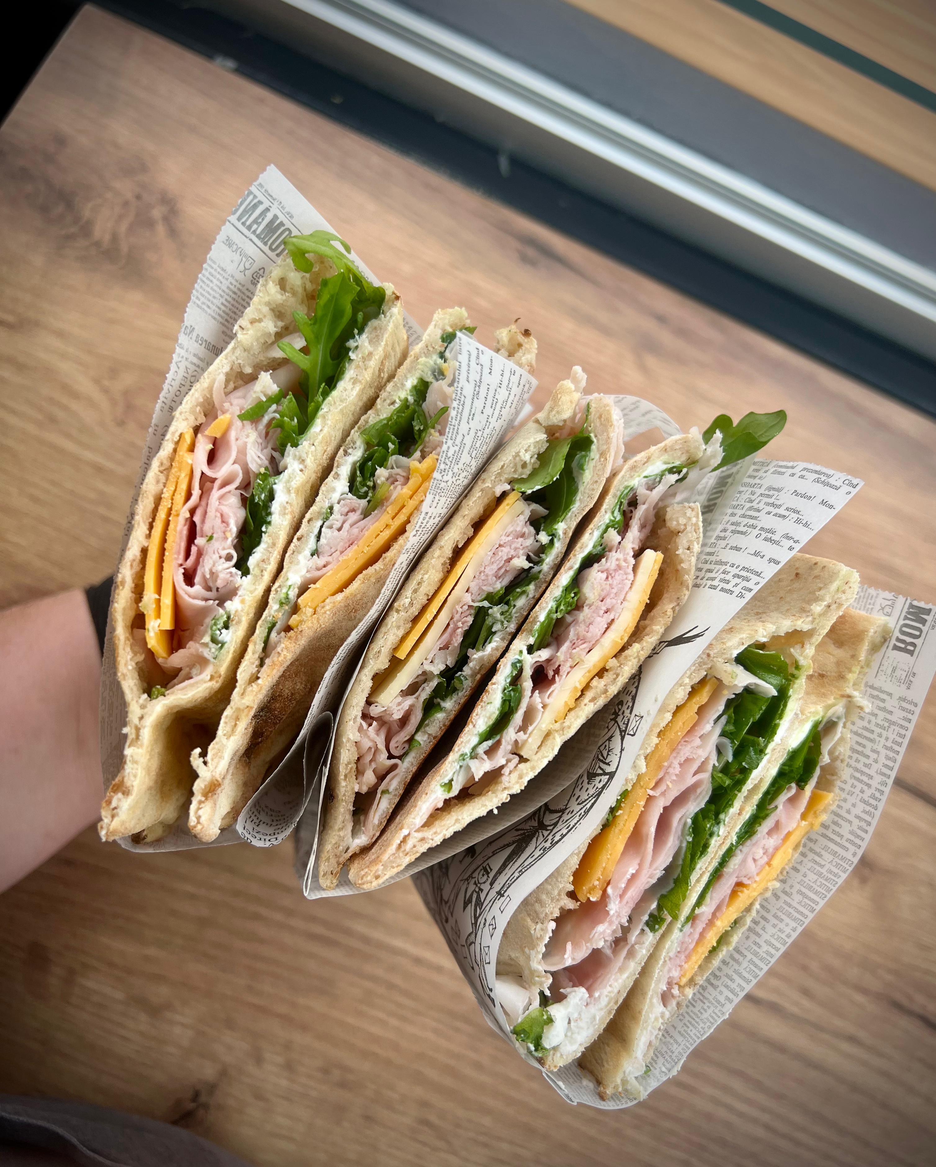 Sandwich cu prosciutto cotto și brânză