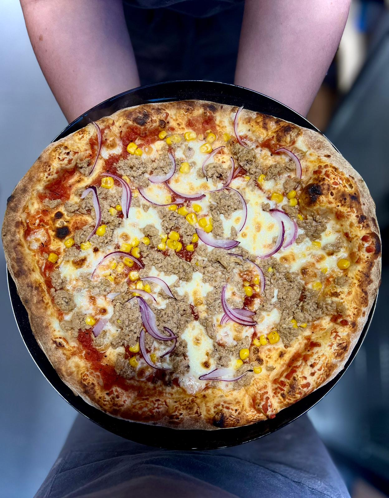 Pizza Tonno cu ton, ceapă roșie și porumb